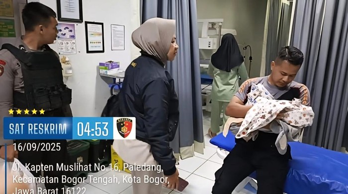 Bayi laki-laki ditemukan tergeletak di pinggir parit pinggir jalan Bogor Tengah, Kota Bogor. Polisi menyelidi sosok orang tua dari bayi tersebut. (dok Istimewa)
