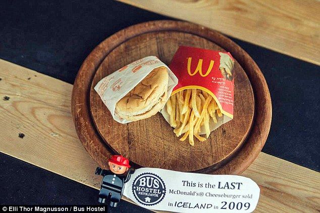 Gerainya Tutup 16 Tahun Lalu, Burger McD Ini Berakhir Jadi Fosil