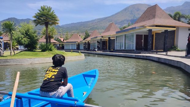 Tak seperti hotel dan penginapan lain, Cahaya Villas yang berlokasi di Jl. Cipanas Baru No. 83, Langensari memanfaatkan air panas alami dari Gunung Guntur untuk shower, kolam renang, maupun water parknya.  S