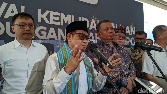 Muhaimin Iskandar bersama Wakil Menteri UMKM, Helvi Moraza di Festival Kemudahan dan Perlindungan Usaha Mikro di Politeknik Pariwisata NTB, Selasa (16/9/2025).