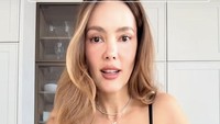 Aktris dan presenter Cathy Sharon kini fokus mengembangkan media sosial TikToknya. Di sana ia sering membagikan momen saat memasak hingga mencicipi berbagai macam makanan. Foto: TikTok @CathySharon