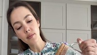Namun yang lebih sering Cathy masak dan konsumsi yaitu makanan-makanan sehat dan unik. Salah satunya yaitu okra water yang menurutnya punya manfaat meningkatkan hidrasi kulit. Foto: TikTok @CathySharon