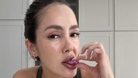 Makanan sehat lain yang pernah ia cicipi yaitu acar kol ungu. Ini yang sudah Cathy fermentasi selama 3 minggu. Menurutnya rasa acar kol ini asam berempah, tetapi enak. Foto: TikTok @CathySharon