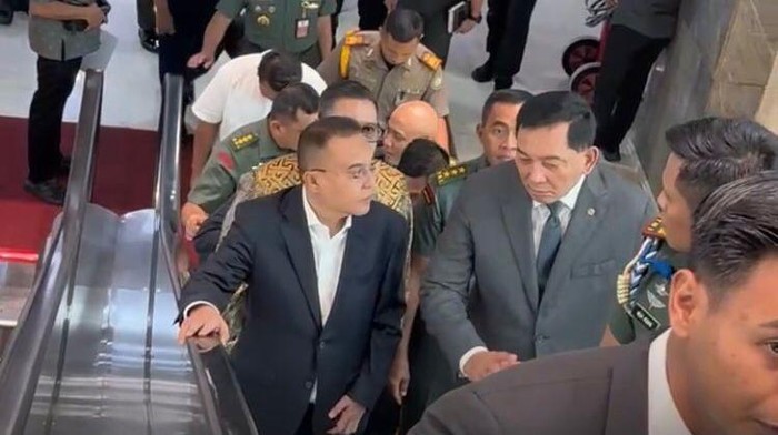 Wakil Ketua DPR Sufmi Dasco Ahmad menerima hingga mengantar Menteri Pertahanan (Menhan) Sjafrie Sjamsoeddin yang rapat dengan Komisi I DPR, Selasa (16/9/2025).