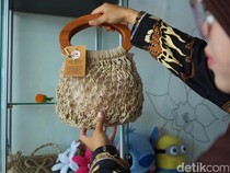 Kisah Eks Pekerja Migran Subang Sulap Serat Daun Nanas Jadi Tas Berkelas