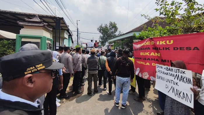 Ratusan warga Desa Boro, Kecamatan Tanggulangin, Sidoarjo demo kades terkait pengelolaan dana desa