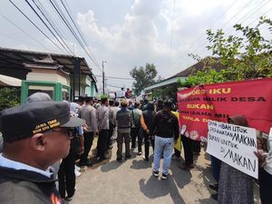 Diduga Tak Transparan Dana Desa, Kades Boro Sidoarjo Didemo Warganya