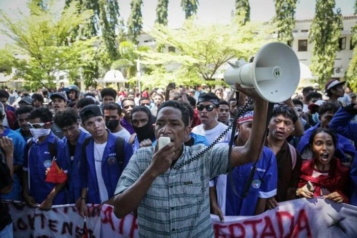 Students from several universities protest against the parliaments plan to purchase 65 SUVs for lawmakers at the National University of East Timor (UNTL) in Dili © VALENTINO DARIELL DE SOUSA / AFP
