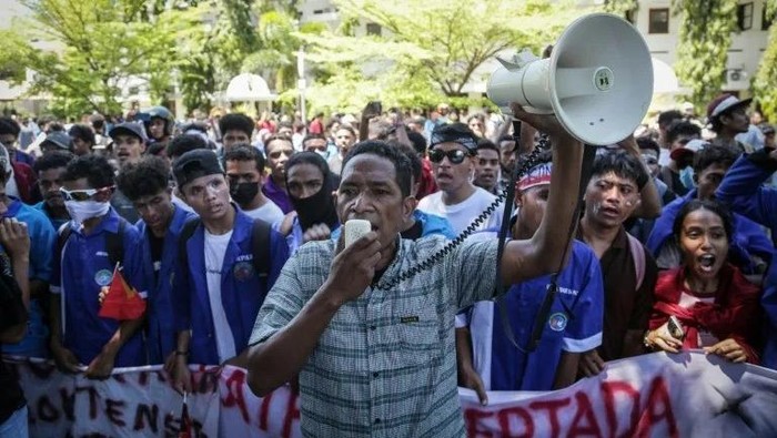 Students from several universities protest against the parliaments plan to purchase 65 SUVs for lawmakers at the National University of East Timor (UNTL) in Dili © VALENTINO DARIELL DE SOUSA / AFP