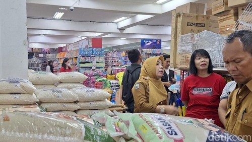 Dinas Perdagangan (Disdag) Kota Mataram melakukan sidak di retail Ruby, Mataram, Selasa (16/9/2025).