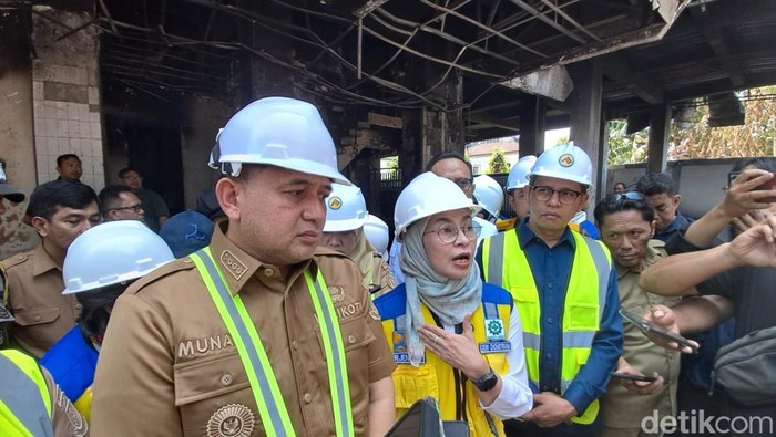 Dirjen Cipta Karya Kemenpu Dewi Chomistriana didampingi Wali Kota Makassar Munafri Appi Arifuddin meninjau gedung DPRD Makassar, Selasa (16/9/2025).