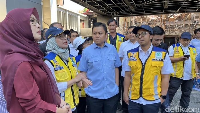 Dirjen Cipta Karya Kemenpu Dewi Chomistriana (kedua kiri) didampingi Ketua DPRD Sulsel Andi Rachmatika Dewi (kiri) melihat langsung kondisi Kantor DPRD Sulsel, Selasa (16/9/2025).