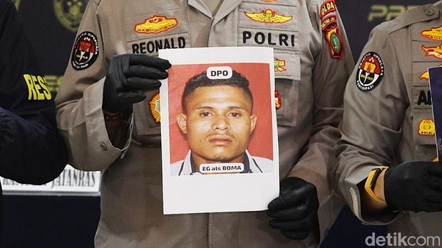 Dirkrimum Polda Metro Jaya Kombes Wira Satya Triputra dan Danpomdam Jaya Kolonel CPM Donny Agus serta pimpinan lain memberikan keterangan pers di Gedung Ditreskrimum Polda Metro Jaya, Selasa (16/9/2025) terkait penculikan kepala cabang (kacab) salah satu bank BUMN. Dihadirkan para tersangka beserta barang bukti penculikan.