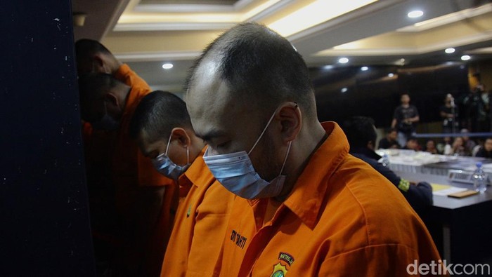 Dirkrimum Polda Metro Jaya Kombes Wira Satya Triputra dan Danpomdam Jaya Kolonel CPM Donny Agus serta pimpinan lain memberikan keterangan pers di Gedung Ditreskrimum Polda Metro Jaya, Selasa (16/9/2025) terkait  penculikan kepala cabang (kacab) salah satu bank BUMN. Dihadirkan para tersangka beserta barang bukti penculikan.