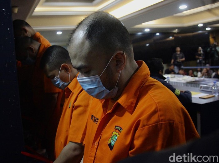 Dirkrimum Polda Metro Jaya Kombes Wira Satya Triputra dan Danpomdam Jaya Kolonel CPM Donny Agus serta pimpinan lain memberikan keterangan pers di Gedung Ditreskrimum Polda Metro Jaya, Selasa (16/9/2025) terkait  penculikan kepala cabang (kacab) salah satu bank BUMN. Dihadirkan para tersangka beserta barang bukti penculikan.