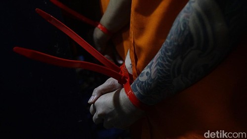 Dirkrimum Polda Metro Jaya Kombes Wira Satya Triputra dan Danpomdam Jaya Kolonel CPM Donny Agus serta pimpinan lain memberikan keterangan pers di Gedung Ditreskrimum Polda Metro Jaya, Selasa (16/9/2025) terkait  penculikan kepala cabang (kacab) salah satu bank BUMN. Dihadirkan para tersangka beserta barang bukti penculikan.