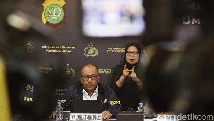 Dirkrimum Polda Metro Jaya Kombes Wira Satya Triputra dan Danpomdam Jaya Kolonel CPM Donny Agus serta pimpinan lain memberikan keterangan pers di Gedung Ditreskrimum Polda Metro Jaya, Selasa (16/9/2025) terkait  penculikan kepala cabang (kacab) salah satu bank BUMN. Dihadirkan para tersangka beserta barang bukti penculikan.