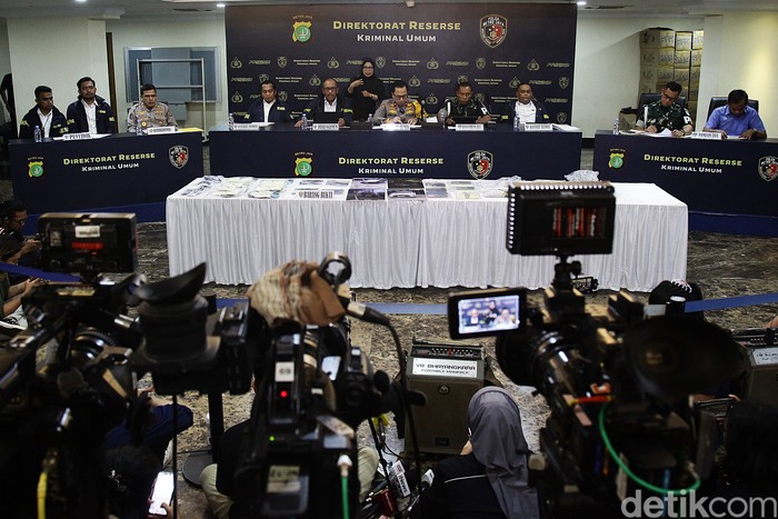 Dirkrimum Polda Metro Jaya Kombes Wira Satya Triputra dan Danpomdam Jaya Kolonel CPM Donny Agus serta pimpinan lain memberikan keterangan pers di Gedung Ditreskrimum Polda Metro Jaya, Selasa (16/9/2025) terkait  penculikan kepala cabang (kacab) salah satu bank BUMN. Dihadirkan para tersangka beserta barang bukti penculikan.