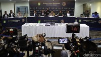 Dirkrimum Polda Metro Jaya Kombes Wira Satya Triputra dan Danpomdam Jaya Kolonel CPM Donny Agus serta pimpinan lain memberikan keterangan pers di Gedung Ditreskrimum Polda Metro Jaya, Selasa (16/9/2025) terkait  penculikan kepala cabang (kacab) salah satu bank BUMN di Jakarta. Dihadirkan para tersangka beserta barang bukti penculikan.