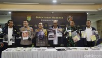 Polisi juga menampilkan sejumlah barang bukti dalam konferensi pers ini. Ilham Pradipta ditemukan tewas di semak-semak di Serang Baru, Kabupaten Bekasi, pada Kamis (21/8) dengan kondisi wajah, kaki, dan tangan terikat lakban hitam. Ilham awalnya diculik dari parkiran supermarket di Pasar Rebo, Jakarta Timur, pada Rabu (20/8).
