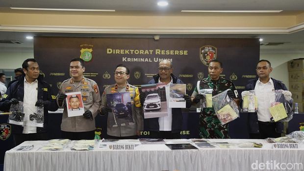 Dirkrimum Polda Metro Jaya Kombes Wira Satya Triputra dan Danpomdam Jaya Kolonel CPM Donny Agus serta pimpinan lain memberikan keterangan pers di Gedung Ditreskrimum Polda Metro Jaya, Selasa (16/9/2025) terkait penculikan kepala cabang (kacab) salah satu bank BUMN. Dihadirkan para tersangka beserta barang bukti penculikan.
