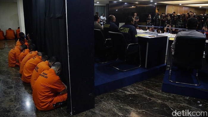 Dirkrimum Polda Metro Jaya Kombes Wira Satya Triputra dan Danpomdam Jaya Kolonel CPM Donny Agus serta pimpinan lain memberikan keterangan pers di Gedung Ditreskrimum Polda Metro Jaya, Selasa (16/9/2025) terkait  penculikan kepala cabang (kacab) salah satu bank BUMN. Dihadirkan para tersangka beserta barang bukti penculikan.