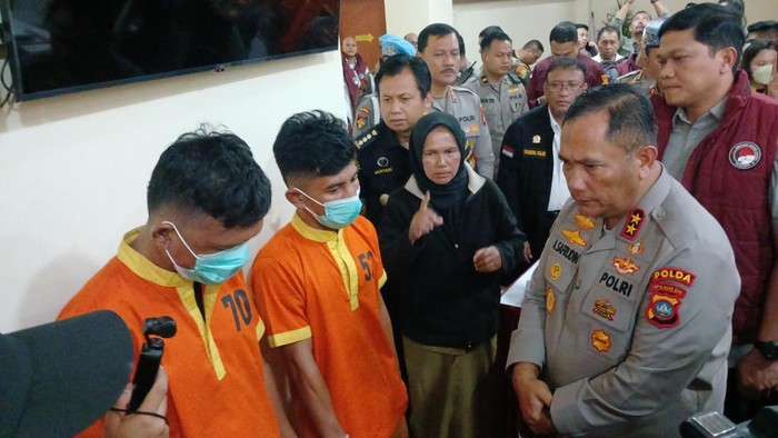 Dua pelaku minilab Sabu di Batam saat ditanya Kapolda Kepri Irjen Asep Safrudin.(Alamudin Hamapu/detikSumut)