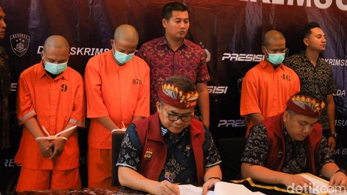 Eko, Amir, dan Baijuri ditampilkan saat konferensi pers di kantor Ditreskrimsus Polda Bali, Selasa (16/9/2025). (Aryo Mahendro/detikBali).