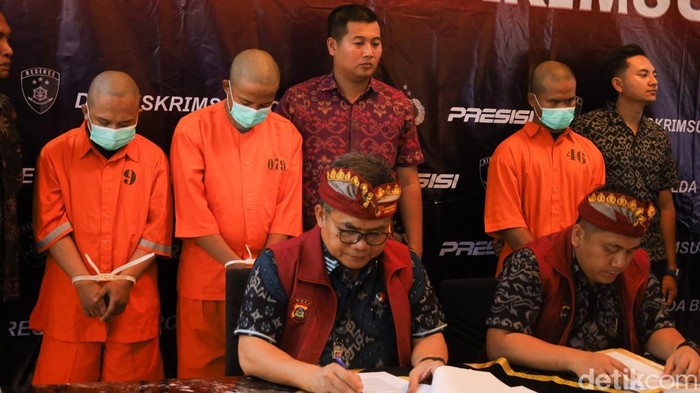 Eko, Amir, dan Baijuri ditampilkan saat konferensi pers di kantor Ditreskrimsus Polda Bali, Selasa (16/9/2025). (Aryo Mahendro/detikBali).