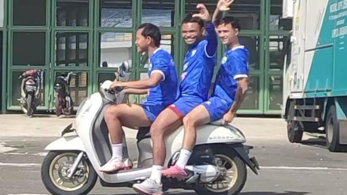 Eliano Reijnders boceng tiga bersama pemain Persib Bandung lain.