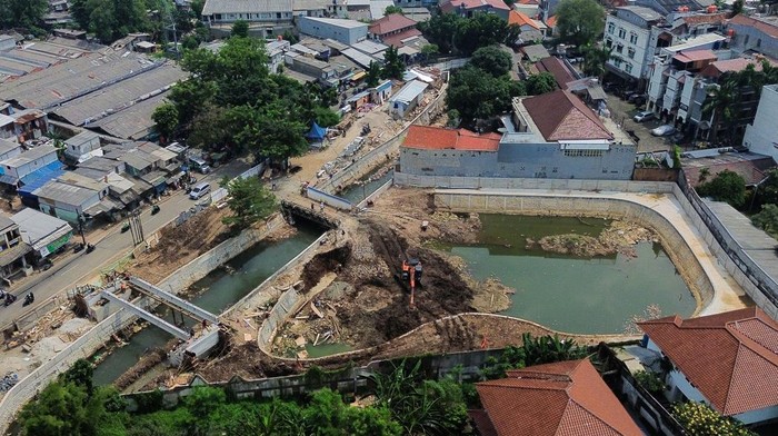 Foto udara eskavator dioperasikan untuk mengerjakan proyek pembangunan Embung Kemang Utara di Mampang Prapatan, Jakarta, Selasa (16/9/2025). Suku Dinas Sumber Daya Air Jakarta Selatan membangun waduk retensi seluas 2.991 meter persegi senilai Rp10,9 miliar untuk pengendalian banjir yang kerap terjadi di wilayah itu. ANTARA FOTO/Sulthony Hasanuddin