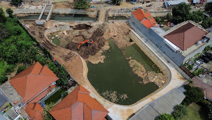 Embung Kemang Utara Dibangun Rp10,9 Miliar untuk Atasi Banjir Jaksel Foto udara eskavator dioperasikan untuk mengerjakan proyek pembangunan Embung Kemang Utara di Mampang Prapatan, Jakarta, Selasa (16/9/2025). Suku Dinas Sumber Daya Air Jakarta Selatan membangun waduk retensi seluas 2.991 meter persegi senilai Rp10,9 miliar untuk pengendalian banjir yang kerap terjadi di wilayah itu. ANTARA FOTO/Sulthony Hasanuddin