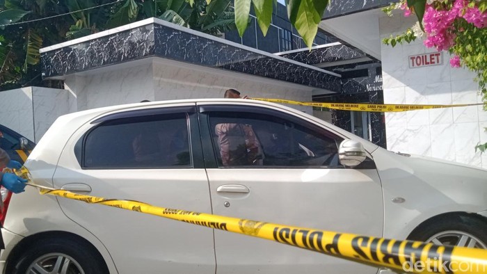 Evakuasi mayat di dalam mobil yang terparkir di SPBU Pakis, Klaten, Selasa (16/9/2025).