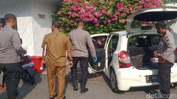 Evakuasi mayat di dalam mobil yang terparkir di SPBU Pakis, Klaten, Selasa (16/9/2025).