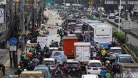 Kondisi tersebut menambah kepadatan lalu lintas di kawasan tersebut. 
