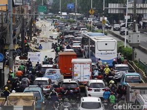Galian Kabel di Kampung Melayu Bikin Lalu Lintas Tersendat