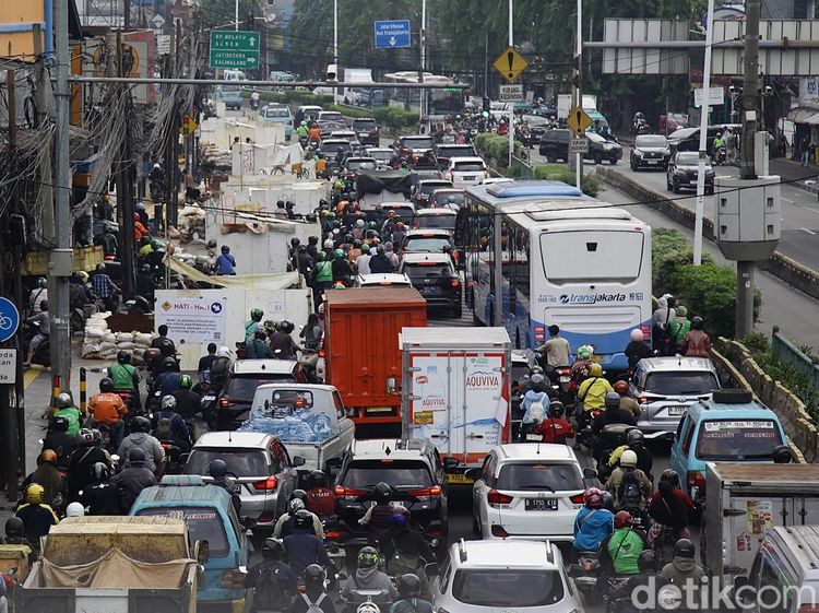 Galian Kabel di Kampung Melayu Bikin Lalu Lintas Tersendat