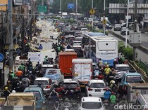 Galian Kabel di Kampung Melayu Bikin Lalu Lintas Tersendat