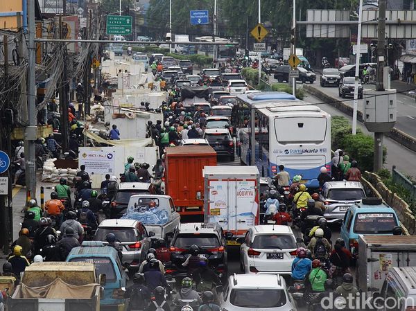 Galian Kabel di Kampung Melayu Bikin Lalu Lintas Tersendat