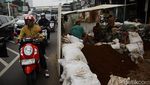 Galian Kabel di Kampung Melayu Bikin Lalu Lintas Tersendat
