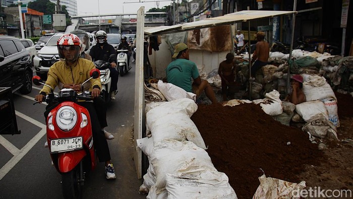 Pengendara melintas di samping proyek galian kabel di kawasan Kampung Melayu, Jakarta Timur, Rabu (16/9/2025).