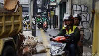 Aktivitas pengerjaan membuat arus kendaraan dari arah Dewi Sartika menuju Kampung Melayu tersendat. 