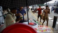 Melalui proyek ini, jaringan utilitas dan kabel udara ditata dengan cara dipindahkan ke bawah tanah.  
