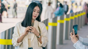 Ahn Eun Jin memainkan karakter bernama Mi Jo, perempuan Seoul yang menepi ke Cheongpoong Village sebagai lokasi pusat cerita. (Foto: dok. Netflix)