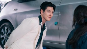 Kim Woo Bin memerankan Genie, jin yang terbangun dari tidur panjangnya selama ribuan tahun. Genie harus menyesuaikan diri buat hidup di dunia manusia masa kini mulai 3 Oktober 2025. (Foto: dok. Netflix)