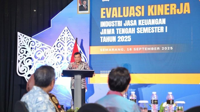 Gubernur Jateng, Ahmad Luthfi, saat menghadiri evaluasi kinerja IJK Jateng Semester I di Hotel Gumaya, Kota Semarang, Selasa (16/9/2025).
