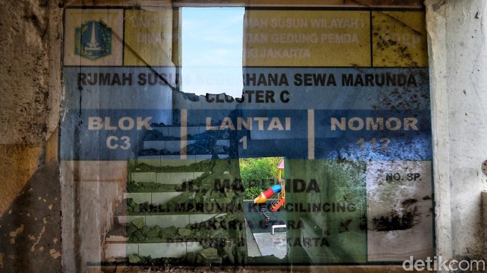 Rusun Marunda Blok C terbengkalai sejak 2023 dan warganya terpaksa pindah. Janji revitalisasi belum terwujud, meninggalkan kenangan di lorong-lorong rusun.