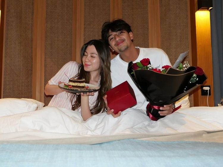 Haviza Devi Anjani Ultah, Harris Vriza Kasih Kado Jam Mewah