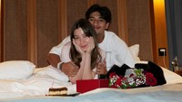 Haviza Devi Anjani mendapat kejutan saat lagi di kasur. Harris Vriza membawa bunga dan kue. (Foto: dok Instagram harrisvriza)