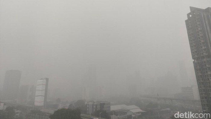 Hujan angin disertai petir di Jakarta pada Selasa (16/9/2025) siang. (Dhani/detikcom)